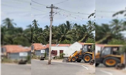 நடுரோட்டில் உள்ள மின்கம்பத்தை படத்தில் காணலாம்.