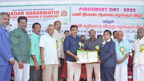 விழாவில் மாணவ-மாணவிகளுக்கு பணிநியமன ஆணை வழங்கப்பட்டது.