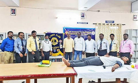 சிறப்பு ரத்ததான முகாம்  நடைபெற்ற காட்சி.