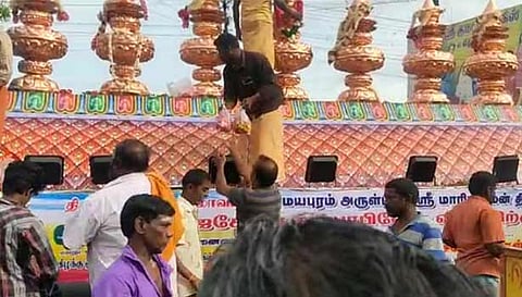 நன்செய் இடையார் மாரியம்மன் கோவிலில் இருந்து சமயபுரம் மாரியம்மன் கோவிலுக்கு  ராஜகோபுர 7 கலசங்கள் அலங்கரிக்கப்பட்ட வாகனத்தின் மூலம் வந்தபோது எடுத்த படம்.
