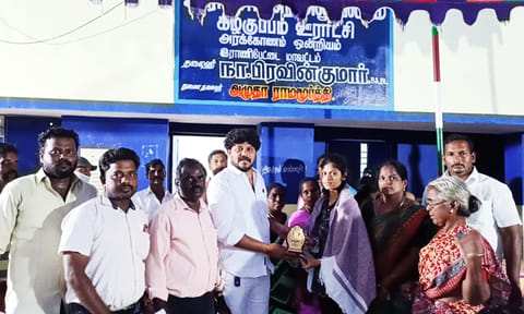 மாணவர்களுக்கு பரிசு வழங்கிய போது எடுத்த படம்.