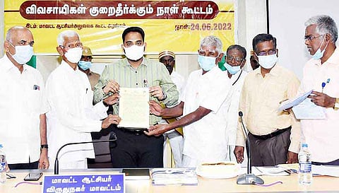 கூட்டத்தில் மானியத்தில் கிணறுகள் அமைத்து, மின் மோட்டாருடன் தண்ணீர் பாசனம் அமைத்து தரும் திட்டம் தொடர்பான துண்டு பிரசுரத்தை கலெக்டர் மேகநாதரெட்டி விவசாயிகளுக்கு வழங்கினார்.