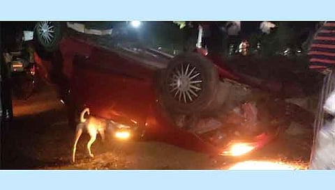 தறிகெட்டு ஓடிய கார் தலைகீழாக கவிழ்ந்தது