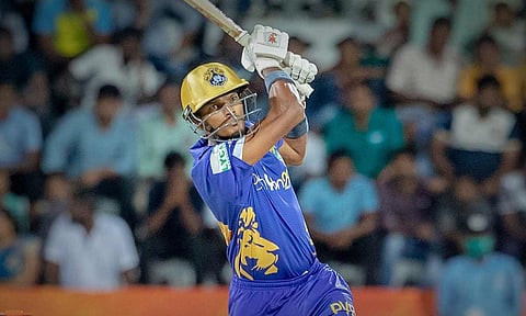 பவுண்டரிக்கு பந்தை விளாசிய சுரேஷ் குமார்