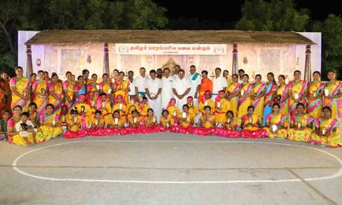 அரங்கேற்ற நிகழ்ச்சியில் பங்கேற்றவர்களை படத்தில் காணலாம்