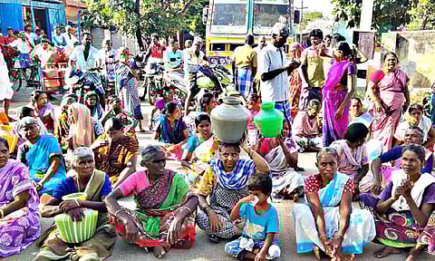 ஸ்ரீவில்லிபுத்தூர் அருகே இன்று குடிநீர் கேட்டு காலி குடங்களுடன் பெண்கள் சாலை மறியல்
