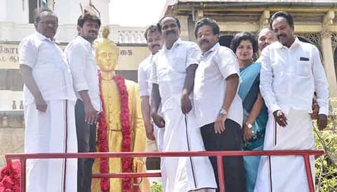 மன்னர் ராஜகோபால தொண்டைமான் சிலைக்கு உதயநிதி ஸ்டாலின் மாலை அணிவித்து மரியாதை