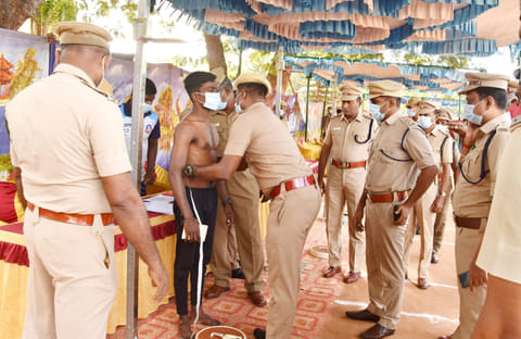கடலூர் ஆயுதப்படை மைதானத்தில் ஊர்க்காவல் படை வீரர்கள் உடல்தகுதி தேர்வு நடைபெறுவதை போலீஸ் சூப்பிரண்டு சக்தி கணேசன் பார்வையிட்டார்.