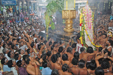 சிதம்பரம் நடராஜர் கோவிலில் ஆனி  திருமஞ்சன திருவிழா இன்று காலை கொடி ஏற்றத்துடன் தொடங்கியது.