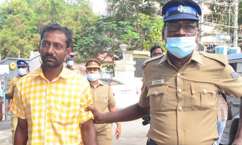 கோவை கலெக்டர் அலுவலகத்திற்கு சாணிபவுடர் குடித்து விட்டு வந்த வாலிபரை படத்தில் காணலாம்.