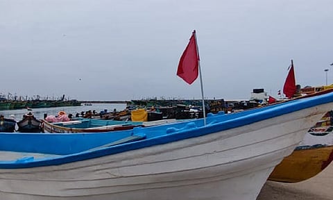 காசிமேட்டில் பைபர் படகு மீனவர்கள் வேலை நிறுத்தம்