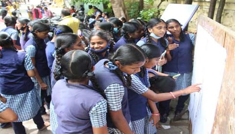 கோட்டை பெண்கள் மேல்நிலைப்பள்ளியில் தேர்வு முடிவுகளை ஆர்வமுடன் பார்வையிடும் மாணவிகள்.
