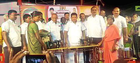 நலத்திட்ட உதவிகளை அமைச்சர் அனிதா ராதாகிருஷ்ணன் வழங்கிய காட்சி.