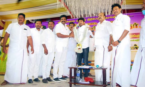 விழாவில் உதயநிதி ஸ்டாலின் எம்.எல்.ஏ,வுக்கு மேயர் சண்.ராமநாதன் மாலை அணிவித்தார்.