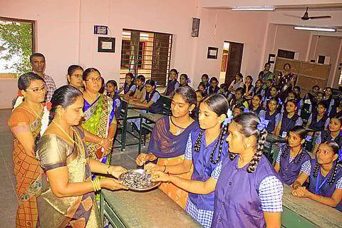 நெல்லை சந்திப்பு மீனாட்சிபுரம் பெண்கள் மேல்நிலைப் பள்ளியில் பிளஸ்-1 வகுப்புக்கு வந்த மாணவிகளை இனிப்பு கொடுத்து வரவேற்ற ஆசிரியைகள்.