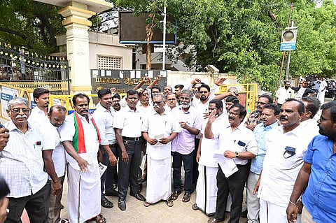 கலெக்டரிடம் மனு அளித்த சுப. உதயகுமார் மற்றும் நிர்வாகிகள்.
