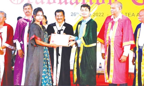 விழாவில் மாணவி ஒருவருக்கு மாநகராட்சி கமிஷனர் கிராந்தி குமார் பாடி பட்டம் வழங்கிய போது எடுத்த படம்.
