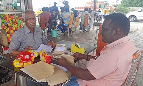 பேக்கரியில் உணவு பாதுகாப்பு துறையினர் சோதனை மேற்கொண்ட போது எடுத்த படம்.