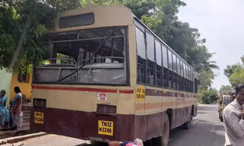 &nbsp;கல்வீசி உடைக்கப்பட்ட அரசு பஸ்சை படத்தில் காணலாம்.&nbsp;