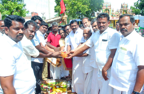 பயணிகள் நிழற்கூடம் கட்டுவதற்கு பூமி பூஜையை தென்காசி வடக்கு மாவட்ட தி.மு.க. செயலாளர் செல்லத்துரை தொடங்கி வைத்த காட்சி.