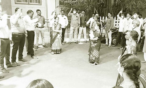 திருவள்ளூர் கலெக்டர் அலுவலகம் முன்பு அரசு ஊழியர்கள் போராட்டம்