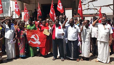 ஆர்ப்பாட்டத்தில் ஈடுபட்டவர்களை படத்தில் காணலாம்.