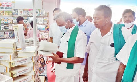 தமிழ்நாடு விவசாய சங்கங்களின் ஒருங்கிணைப்புக்குழு தலைவர் பி.ஆர்.பாண்டியன் புத்தக கண்காட்சியை பார்வையிட்டார்.