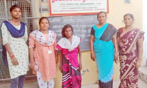 மூதாட்டியை மீட்டு காப்பகத்தில் சேர்த்தனர்.
