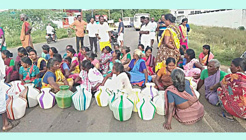 சாலை மறியலில் ஈடுபட்ட பெண்கள்.