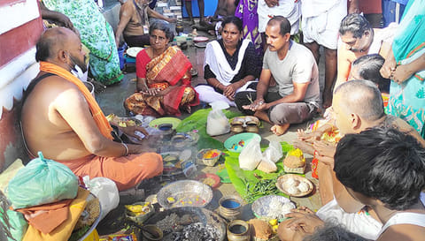 கடற்கரையில் முன்னோர்களுக்கு தர்ப்பணம் கொடுத்த பக்தர்கள்.