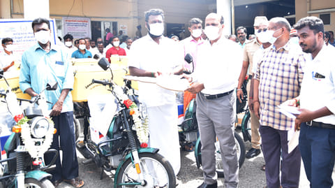 மீனவ மகளிர் பயனாளிகளுக்கு இருசக்கர வாகனங்களை கலெக்டர் பாலசுப்ரமணியனம் வழங்கினார்.