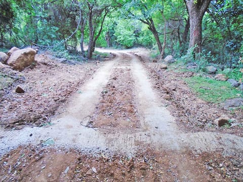 சாலை பராமரிப்பு பணிகள் முடிவடைந்துள்ள காட்சி.