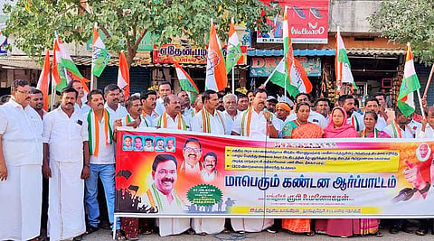 மூலைக்கரைப்பட்டியில் ரூபி மனோகரன் எம்.எல்.ஏ. தலைமையில் ஆர்ப்பாட்டம் நடந்தபோது எடுத்தபடம்.