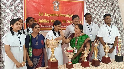 சாதனை படைத்த மாணவ-மாணவிகளுக்கு பள்ளி முதல்வர் ஜெயந்தி ஜெயேந்திரன் பாராட்டி இனிப்பு வழங்கிய காட்சி.