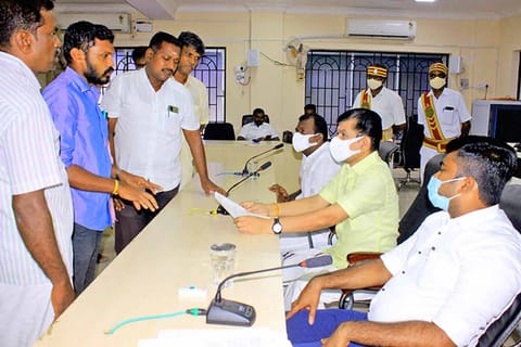 பூ மார்க்கெட் சாலையை சீரமைக்ககோரி மனு கொடுத்த வியாபாரிகள்.