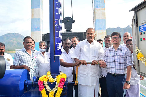 வடக்கு பச்சையாறு அணையில் இருந்து தண்ணீரை சபாநாயகர் அப்பாவு திறந்து வைத்த காட்சி. அருகில் நாங்குநேரி கிழக்கு ஒன்றிய தி.மு.க. செயலாளர் ஆரோக்கிய எட்வின் மற்றும் நிர்வாகிகள் உள்ளனர்.