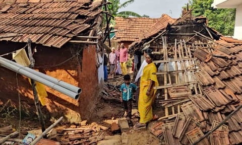 காட்டுயானை தாக்கியதில் 2 வீடுகள் சேதம்