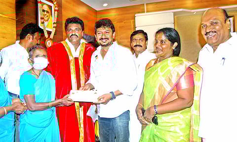 தூய்மை பணியாளர்களுக்கு நலத்திட்ட உதவிகளை உதயநிதி ஸ்டாலின் எம்.எல்.ஏ. வழங்கினார்.