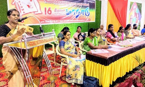 மாநாட்டில் பங்கேற்றவர்கள்.