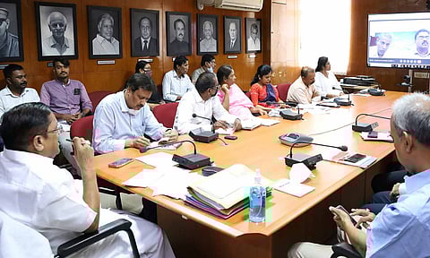 வனத்துறை அமைச்சர் கா.ராமசந்திரன் தலைமையில் ஆய்வுக் கூட்டம்&nbsp;