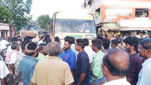 தனியார் பஸ்சை சிறைபிடித்து போராட்டம் நடத்திய பொதுமக்கள்.