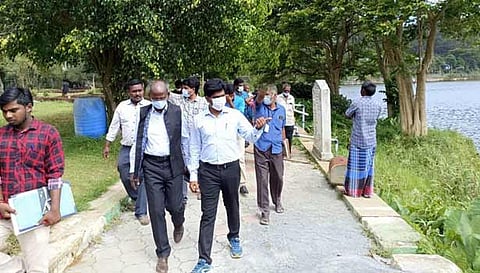 ஏற்காடு சின்ன ஏரி பகுதியில் நடைபாதை அமைக்கும் பணியினை கூடுதல் கலெக்டர் பாலசந்தர் ஆய்வு செய்த காட்சி.