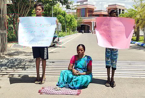 2 மகன்களுடன் தர்ணாவில் ஈடுபட்ட பெண்ணை  படத்தில் காணலாம்.