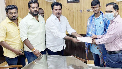 மாற்றுத்திறனாளியான தடகள வீரருக்கு நிதி உதவியை கலெக்டர் வழங்கினார்.