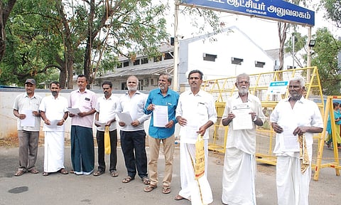 தென்காசி கலெக்டர் அலுவலகத்திற்கு புகார் மனு அளிக்க வந்த விவசாயிகளை படத்தில் காணலாம்.