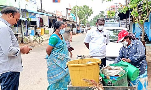 நகராட்சி நிர்வாக இயக்குனர் விஜயலெட்சுமி களக்காட்டில் ஆய்வு செய்த காட்சி.