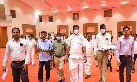 &nbsp;வேலைவாய்ப்பு முகாம் நடைபெறும் காங்கயம் மகாராஜா மஹாலை அமைச்சர் மு.பெ.சாமிநாதன் பார்வையிட்டு ஆய்வு செய்த காட்சி. அருகில் கலெக்டர் வினீத், மாவட்ட வருவாய்  அதிகாரி ஜெய்பீம், ஊரச வளர்ச்சி முகமை திட்ட இயக்குனர் லட்சுமணன்  உள்ளனர்.&nbsp;