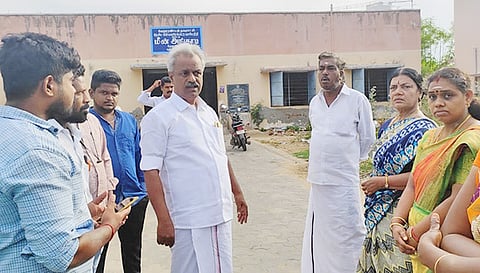 வேதாரண்யம் மீன் விற்பனை கூட பகுதியை நகரமன்ற தலைவர் புகழேந்தி பார்வையிட்டார்.