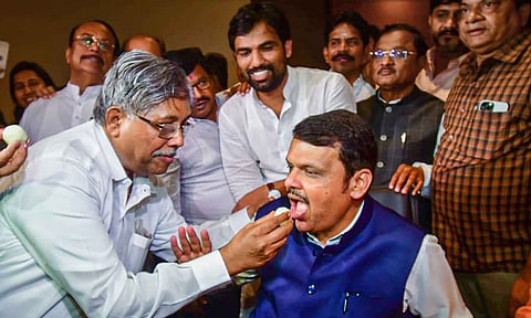 மகாராஷ்டிரா முதல்-மந்திரியாக பதவி ஏற்க உள்ள தேவேந்திர பட்னாவிசுக்கு மாநில பா.ஜனதா தலைவர் சந்திரகாந்த் பட்டீல் இனிப்பு வழங்கினார்.