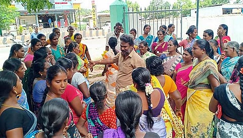 முற்றுகை போராட்டத்தில் ஈடுபட்ட பெண்களை படத்தில் காணலாம்.